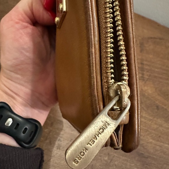 Michael Kors ⚜️ Camel Colored full sized wallet with gold accents - Picture 11 of 12